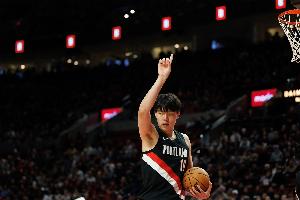 轻伤不下火线！杨瀚森12分钟3中1得3分2板 磕到后脑勺回来继续打