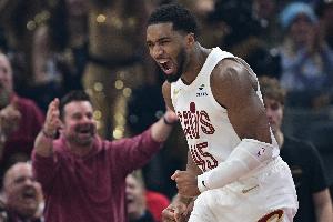 强势反弹！米切尔第三节10中6独得20分 上半场仅8分