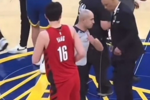 来自裁判的认可！赛后裁判向杨瀚森竖大拇指