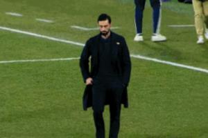 难以置信！阿韦洛亚脸色铁青双手插袋，阿尔瓦塞特众将疯狂庆祝