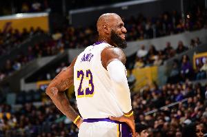 哪个瞬间让你感觉自己是个出战背靠背的41岁老将？詹姆斯：现在！