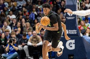 下半场不给机会了！13号秀奎因关键时刻被摁板凳 全场仅拿4分