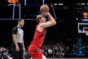 今天手风硬！迪克替补14分钟 10中7轰下17分6板&3前场板