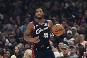 火力很猛！米切尔22中11&8罚全中砍35+7+9带队大胜 第三节20分