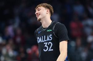 基德：弗拉格连续两场崴脚 医疗团队决定让他下半场休息