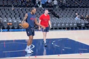 松弛感~小吧直击小卡赛前训练：上篮很稳 翻身中投几乎弹无虚发