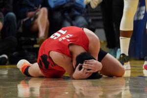 解说：杨瀚森“钛合金后脑勺”很幸运没受伤 今天表现在及格线上