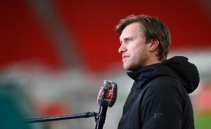 克罗舍：球队防守端表现完全不合格 仍相信托普默勒能扭转局面