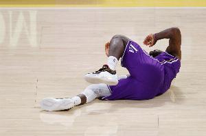 杰弗森：詹姆斯的假摔是最搞笑的 因为实在太假了 根本不懂怎么摔