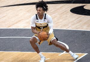 砸歪篮筐！卡林顿11投仅1中拿到4分5板7助 三分6中0