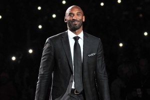 库兹马：第一次和科比吃饭他坐在长桌一端 像分开红海的摩西一样