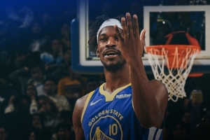 新发型上镜！勇士官推发布赢球海报：封面人物巴特勒