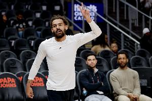 Shams：特雷·杨仍在恢复过程中 他将在全明星赛后重新接受评估