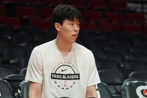 并无大碍~开拓者队记：杨瀚森通过了脑震荡检查程序