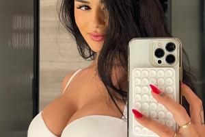 这女友身材好生炸裂！美媒：希罗妥妥的人生赢家啊！