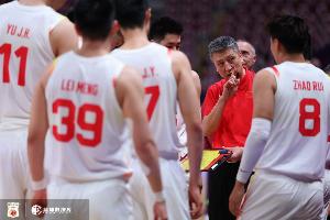 媒体人：男篮没球员在国际赛场撑起进攻核心的角色 世预赛需运气