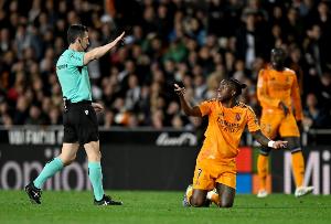 记者：西班牙裁判新规，若主裁一场被VAR纠正2次，将会受到处罚