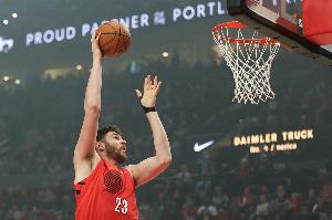 拓媒：克林根打成这样子是不是因为有伤？谁冲向他都能得分