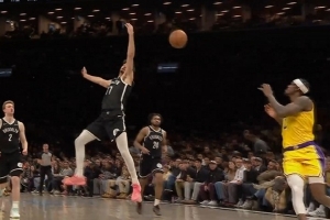 大师级传球！詹姆斯四分卫长传刚好越过防守人 范德彪舒服扣篮！