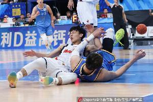 直播吧：徐杰脚伤目前恢复情况一般 可能会影响国家队训练