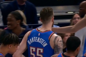 赛季首次三双！哈滕防守加抢篮板拿到三双 替补席站起来欢呼