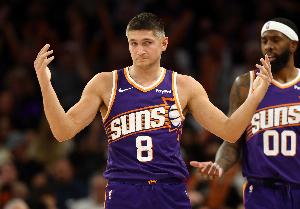 奥特：阿伦很擅长突到内线知道如何打出关键回合 我们信任他持球