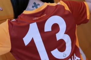 身披13号战袍+目标争冠！加拉塔萨雷发布杨莉娜签约加盟视频