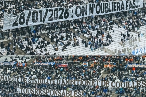 欧冠赛场无缘附加赛，马赛球迷横幅：缺乏稳定、雄心和勇气