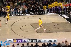 默契十足！里夫斯抢断 詹姆斯中场启动接打板助攻双手空接