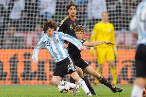 10年世界杯手球致停赛！穆勒：若对面不是梅西相信裁判不会出黄牌