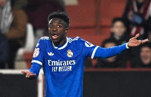 阿斯报：因国王杯向维尼修斯扔香蕉，一名球迷被罚款5000欧元