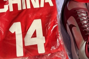 李弘权晒男篮集训发放装备：14号球衣+Kobe 5+文班代言款GT Cut 4