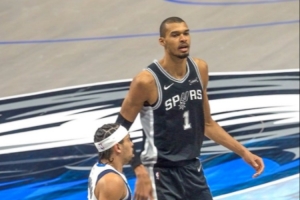 少林武僧欺负人！文班与内姆哈德卡位要球 两人身高差吓人