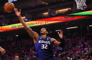 转正是有原因的！考德威尔11中7砍14分14板2帽 得分篮板生涯新高