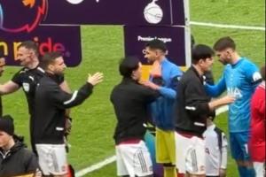 本场染红！罗梅罗赛前握手环节摸利马脸，被阿根廷队友回了一巴掌