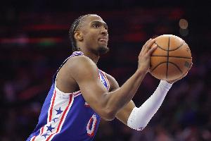 洛瑞：马克西从去年就跟我说 我们肯定会进季后赛 我说那就靠你了