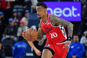 提供火力！约翰·科林斯上半场7中4得10分5板1助1断