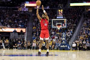 终于来了！亨德森弧顶接球命中三分 复出第一球