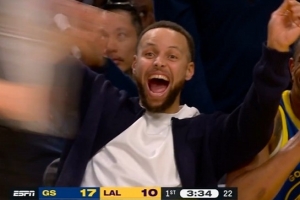 偷我技能包？小佩顿底角撤步三分一箭穿心 库里兴奋手舞足蹈