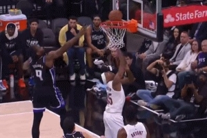 奋力反击！汤姆林强攻造成阿丘瓦干扰球 骑士次节7-0反超比分