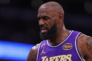 詹姆斯：第三节提升了比赛节奏 我们还在摆脱八连客的疲惫感