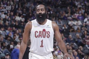 骑士生涯首球！哈登弧顶单挑国王新秀考德威尔 撤步三分稳稳落袋