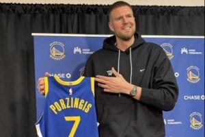 欢迎！波尔津吉斯手持勇士7号球衣正式亮相