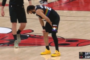 穆雷假传真上打板命中 但随后脚好像有些不舒服&暂停后返回更衣室