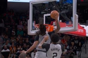 爽！卡斯尔拿到第10板 随后炸裂拉球补扣达成40+三双！队史第2人