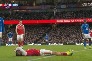 特罗萨德第87分钟突然躺在场边疑似受伤，随后被诺尔高换下