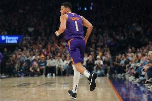 复出找找状态！布克12投5中&三分7中1&罚球11中10 砍下21分9助