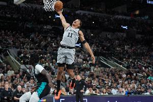 可圈可点！14号秀卡特·布莱恩特11中4拿到11分5板3帽 正负值+6