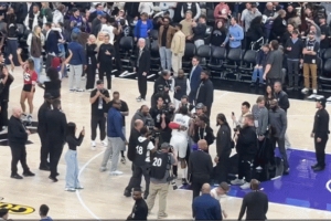 周围满是媒体记者！哈登赛后和自己的几个朋友拥抱致意