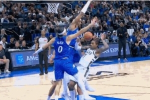 太秀了！小凯文·波特骚气脑后传球助攻希姆斯上空篮！